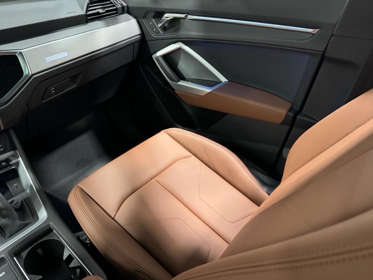 Audi Q3 Vehicle Full-screen Gallery Image 17