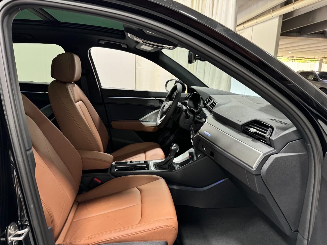 Audi Q3 Vehicle Full-screen Gallery Image 18