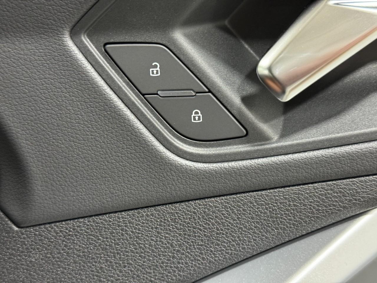 Audi Q3 Vehicle Full-screen Gallery Image 21