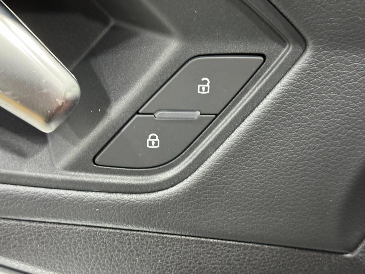 Audi Q3 Vehicle Full-screen Gallery Image 23