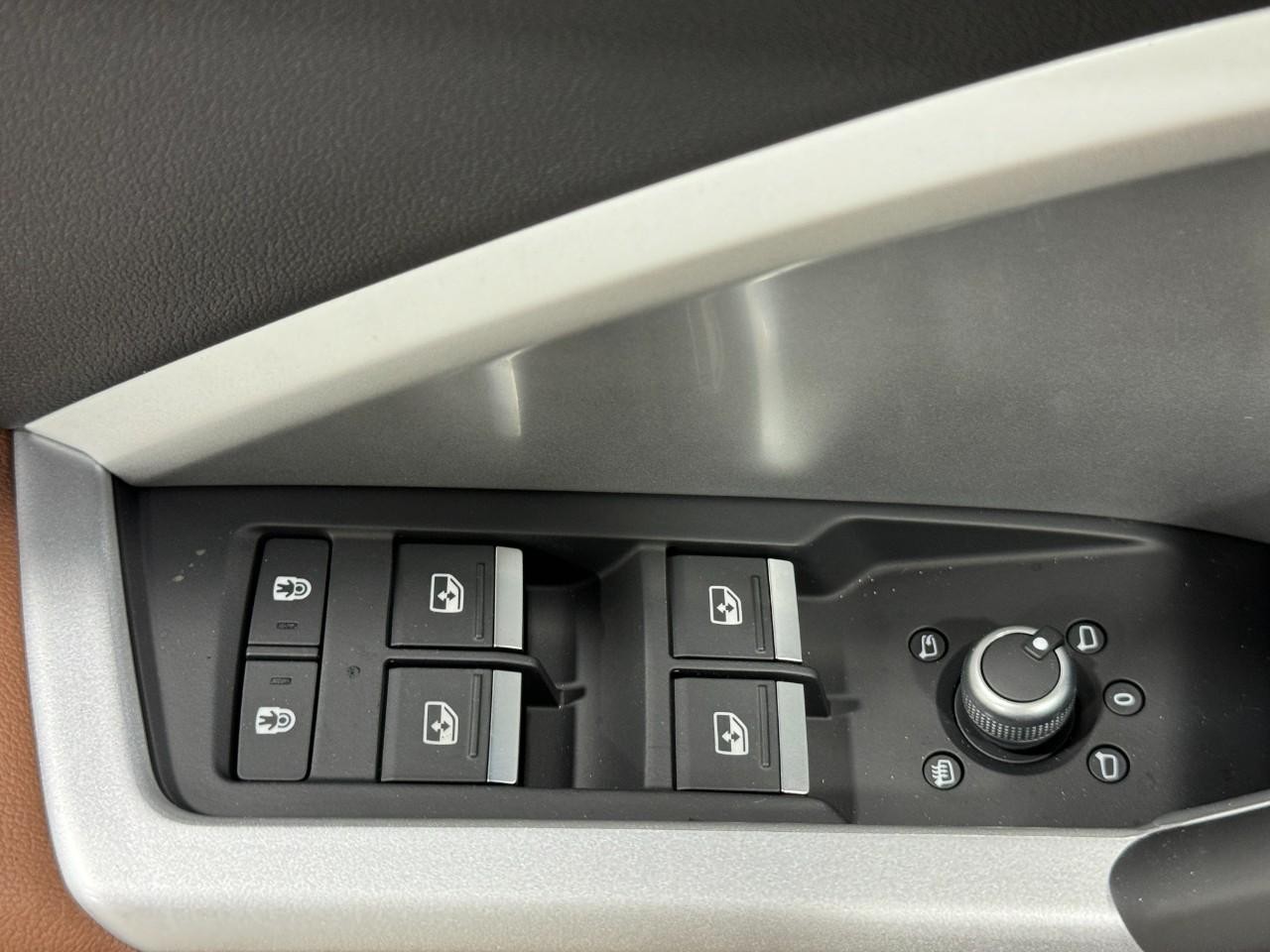 Audi Q3 Vehicle Full-screen Gallery Image 24