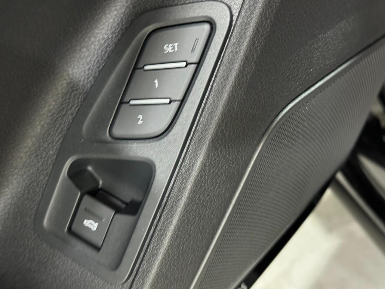 Audi Q3 Vehicle Full-screen Gallery Image 25