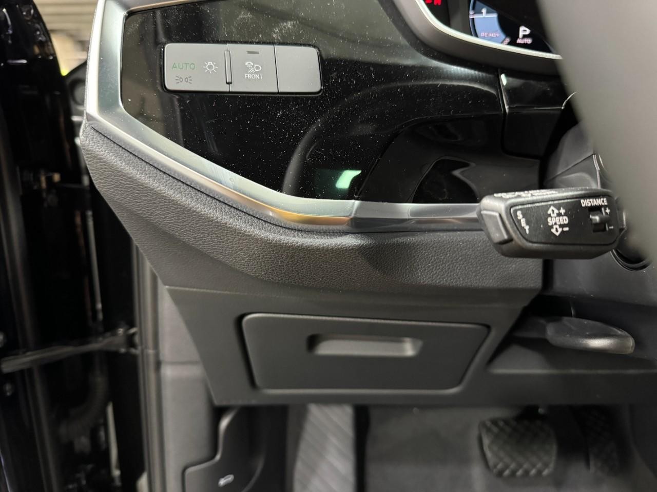 Audi Q3 Vehicle Full-screen Gallery Image 30