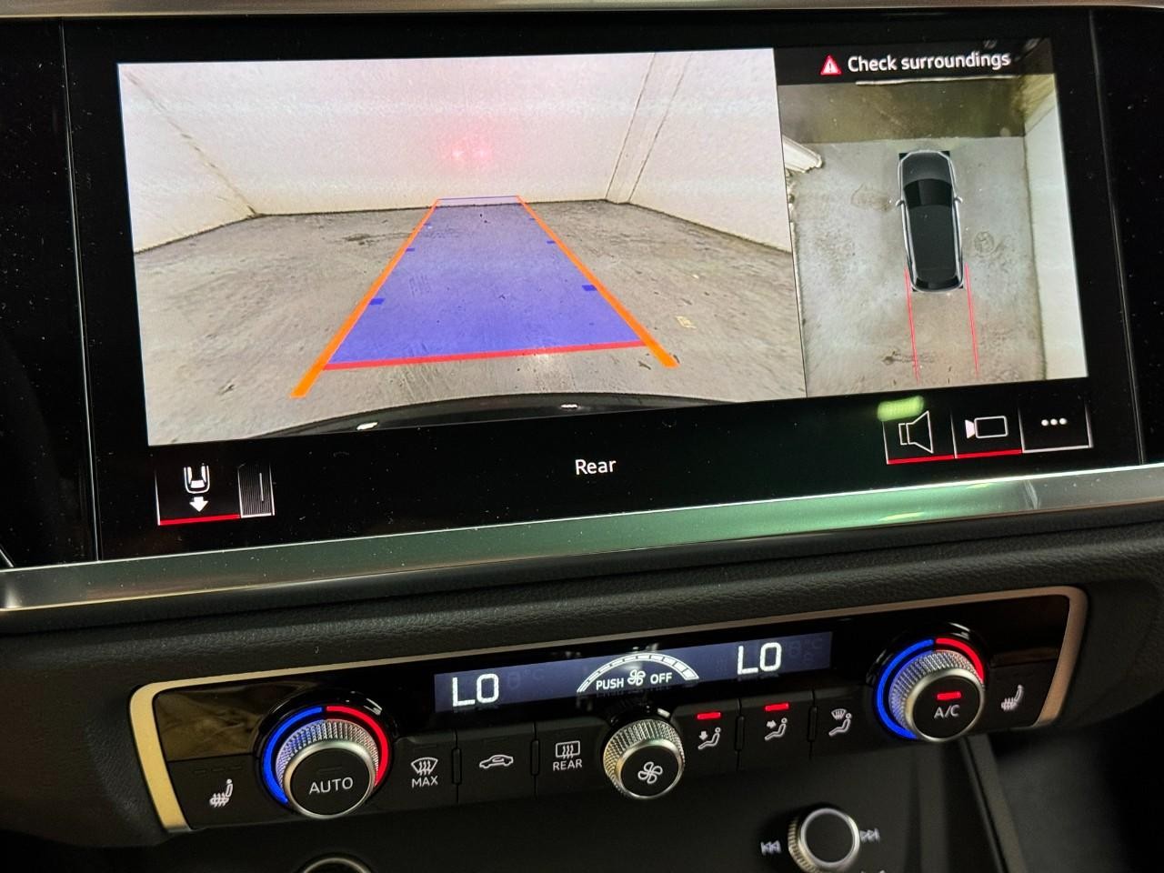 Audi Q3 Vehicle Full-screen Gallery Image 35