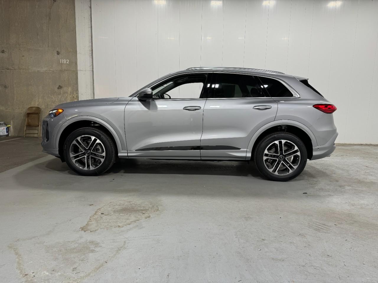 Audi Q5 Vehicle Full-screen Gallery Image 2