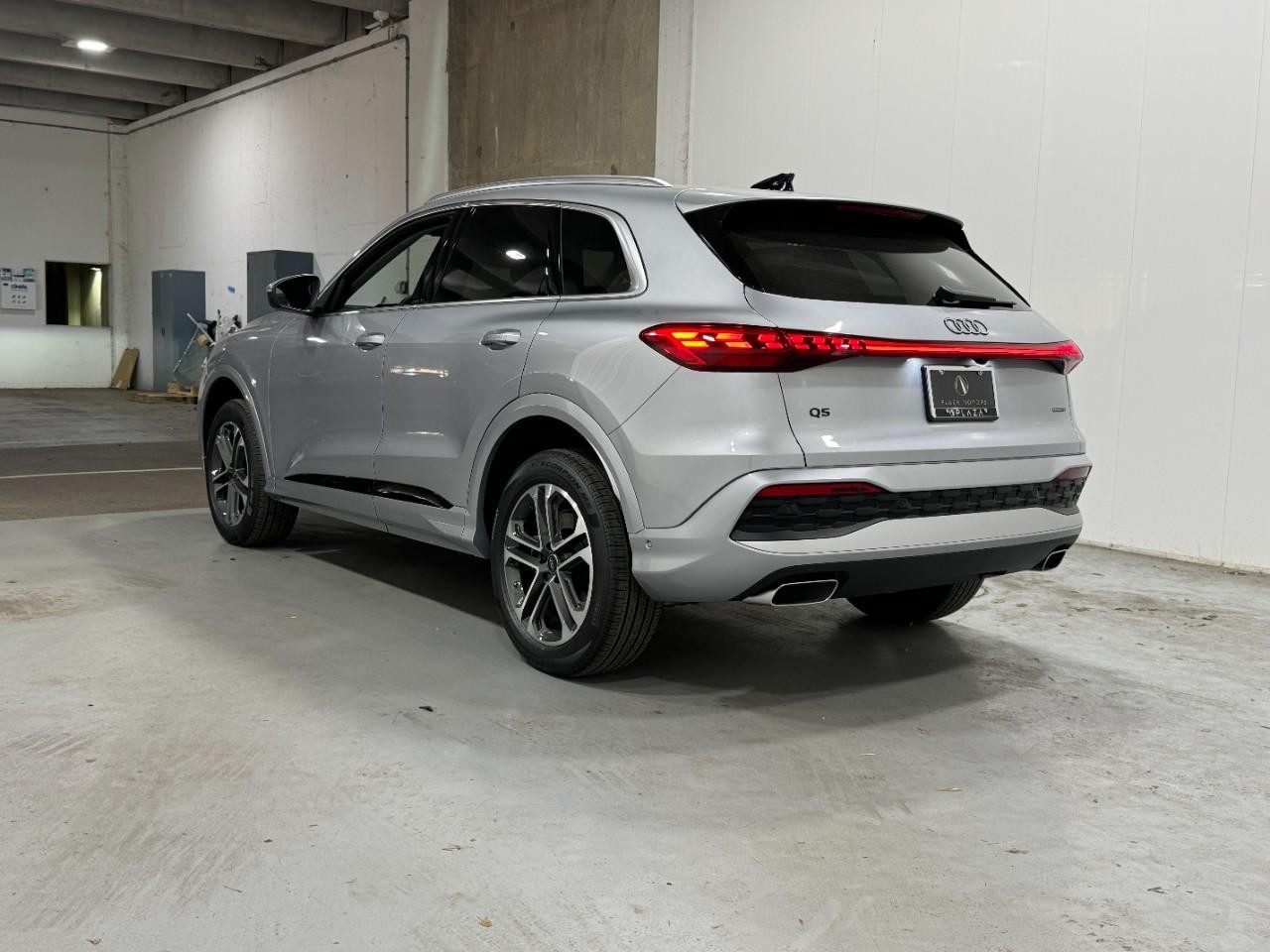 Audi Q5 Vehicle Full-screen Gallery Image 3