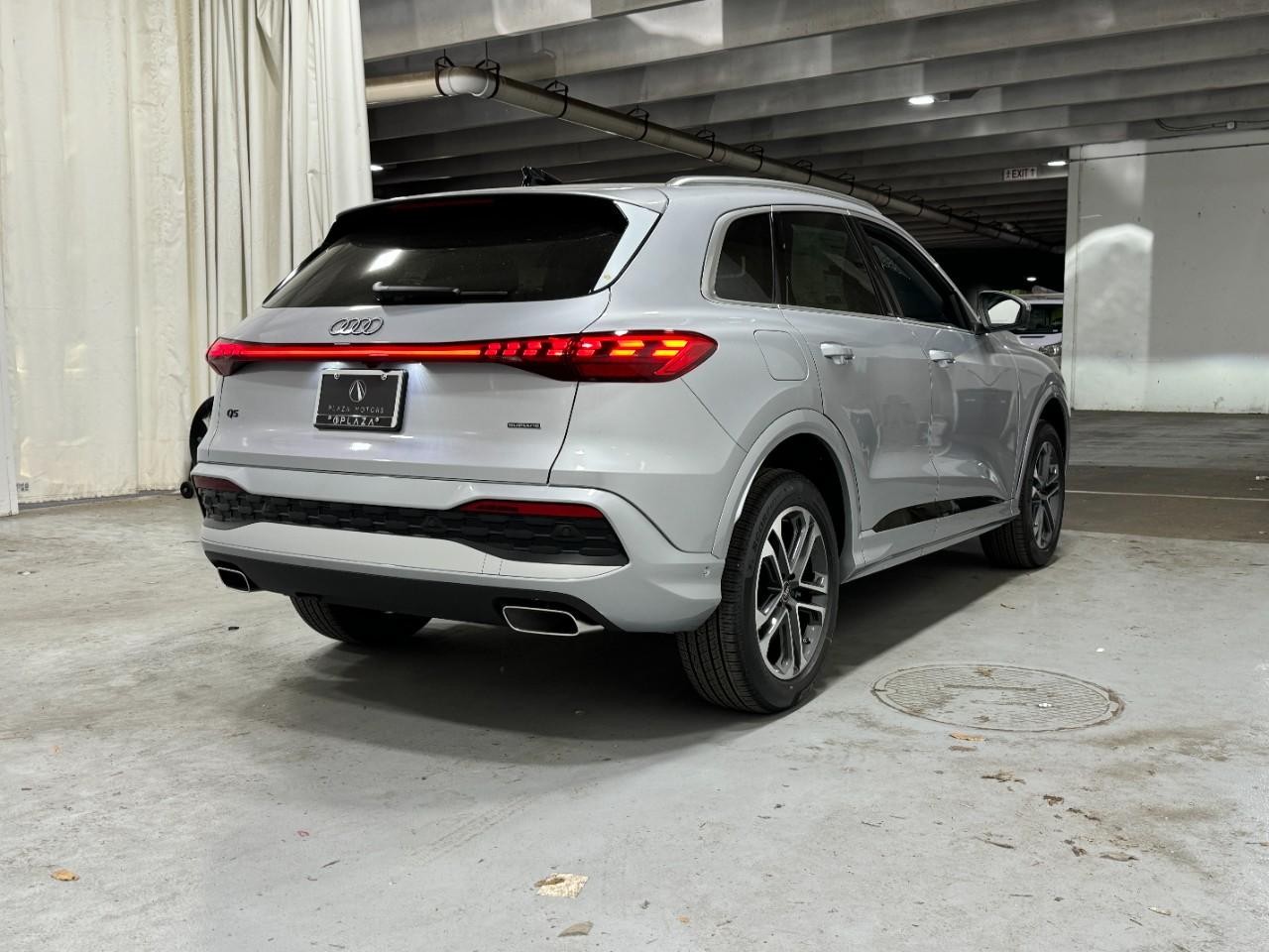 Audi Q5 Vehicle Full-screen Gallery Image 4