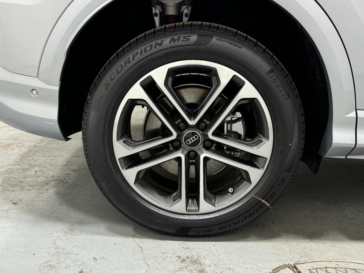 Audi Q5 Vehicle Full-screen Gallery Image 5