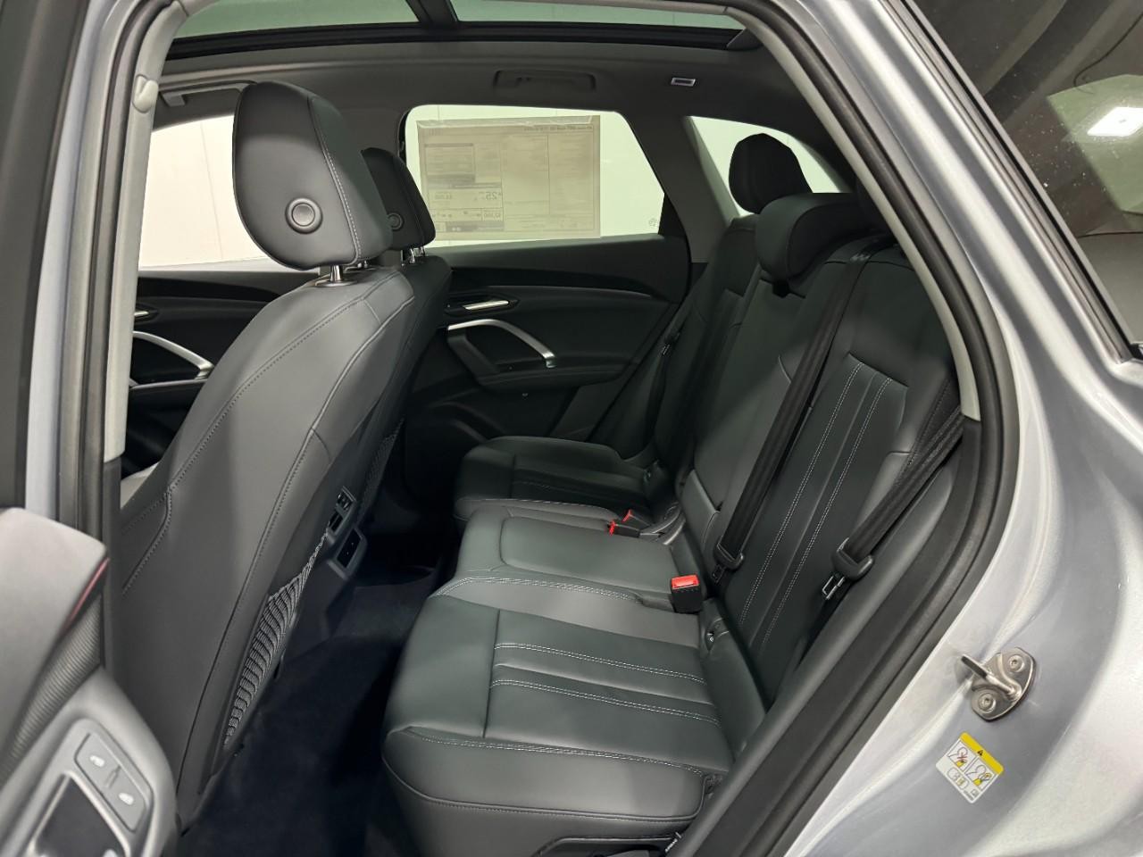 Audi Q5 Vehicle Full-screen Gallery Image 8