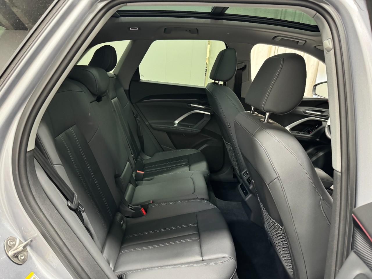 Audi Q5 Vehicle Full-screen Gallery Image 10