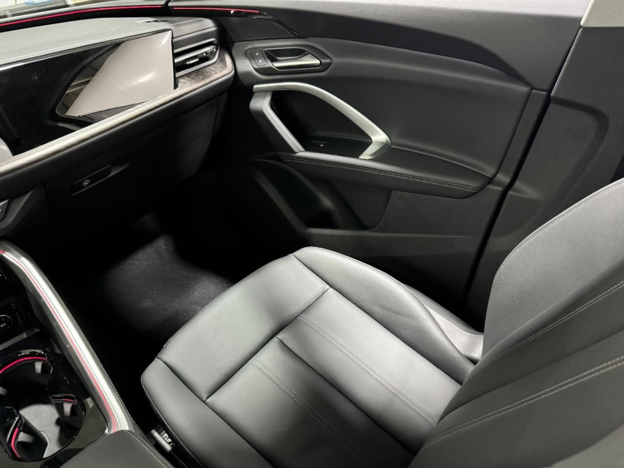 Audi Q5 Vehicle Full-screen Gallery Image 18