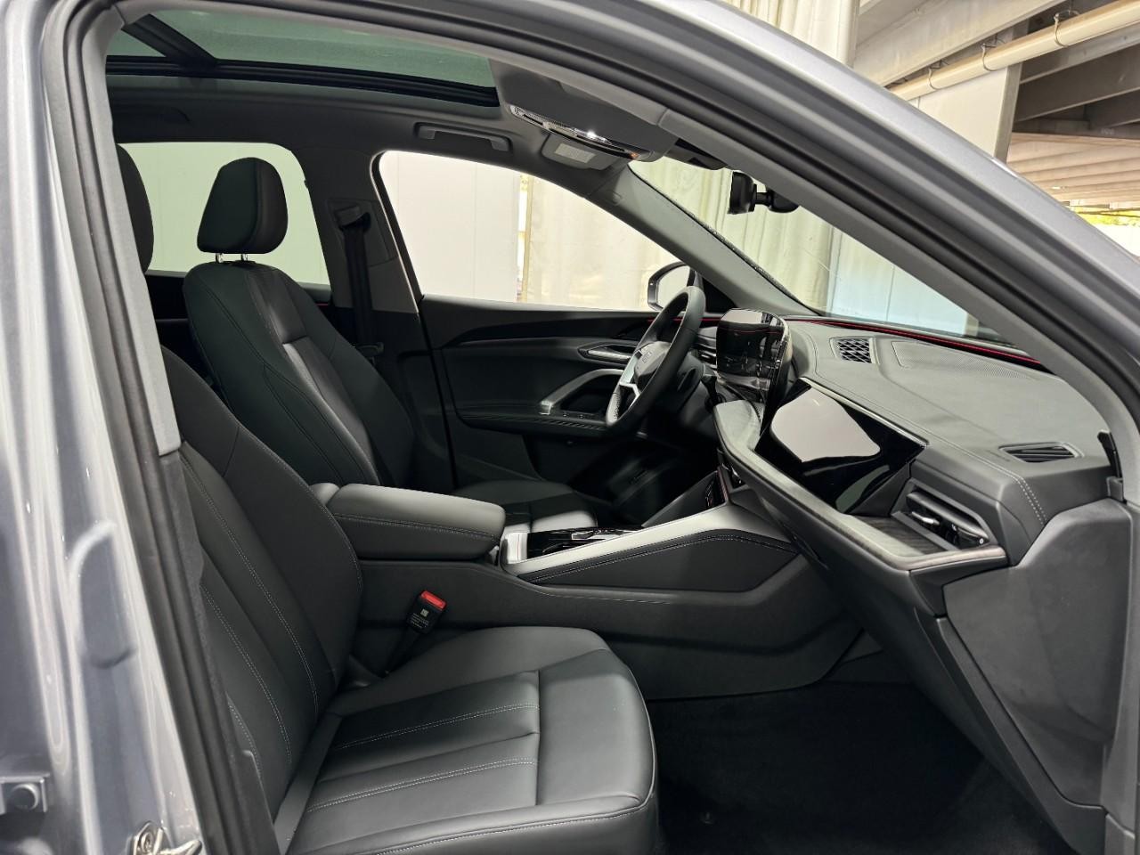 Audi Q5 Vehicle Full-screen Gallery Image 19