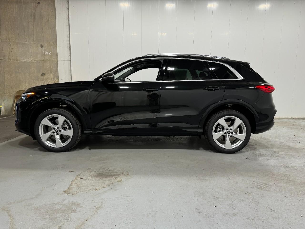 Audi Q5 Vehicle Full-screen Gallery Image 2