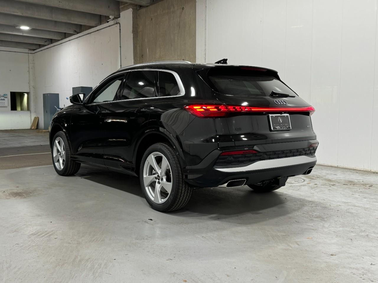 Audi Q5 Vehicle Full-screen Gallery Image 3