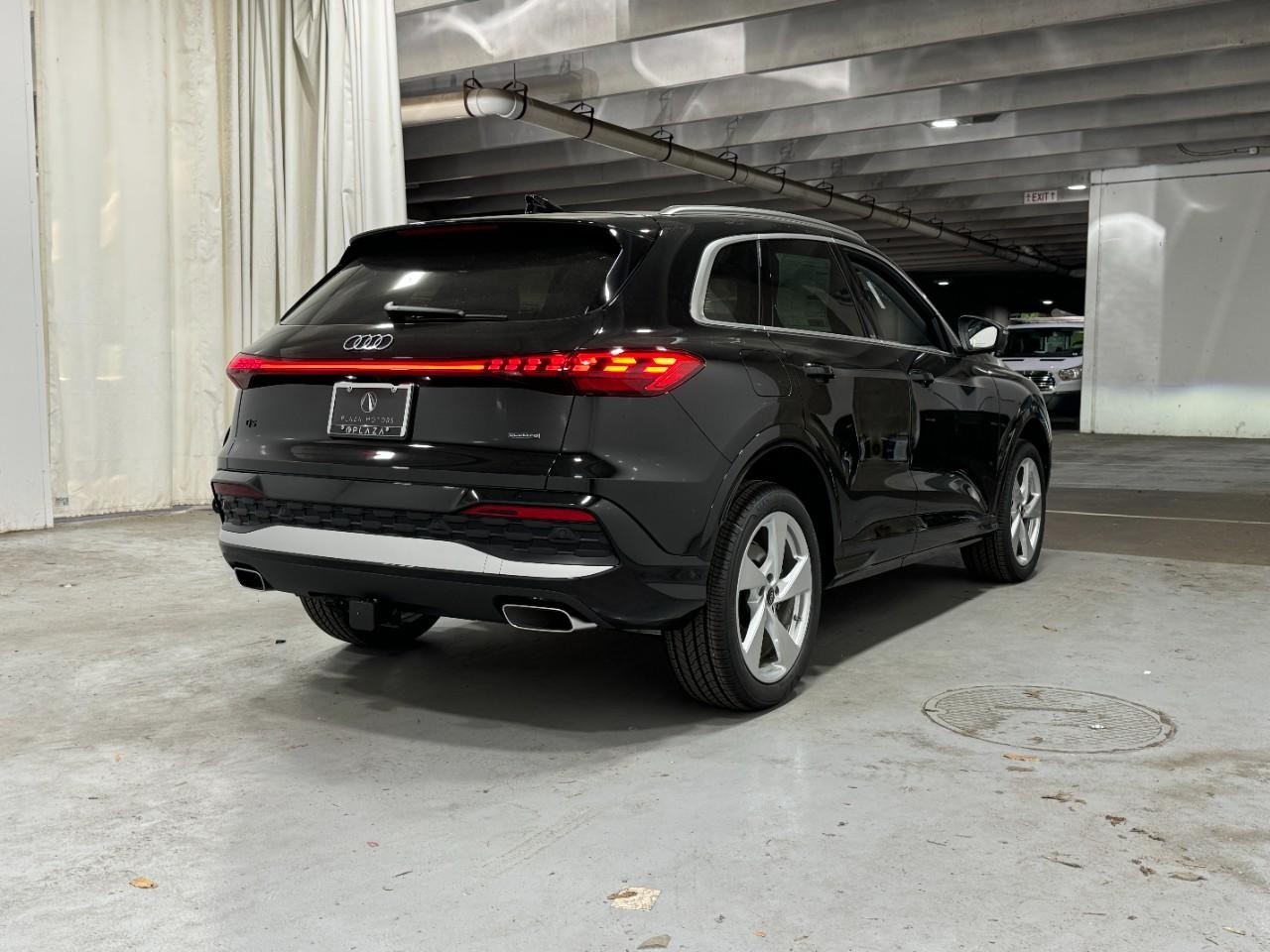 Audi Q5 Vehicle Full-screen Gallery Image 4