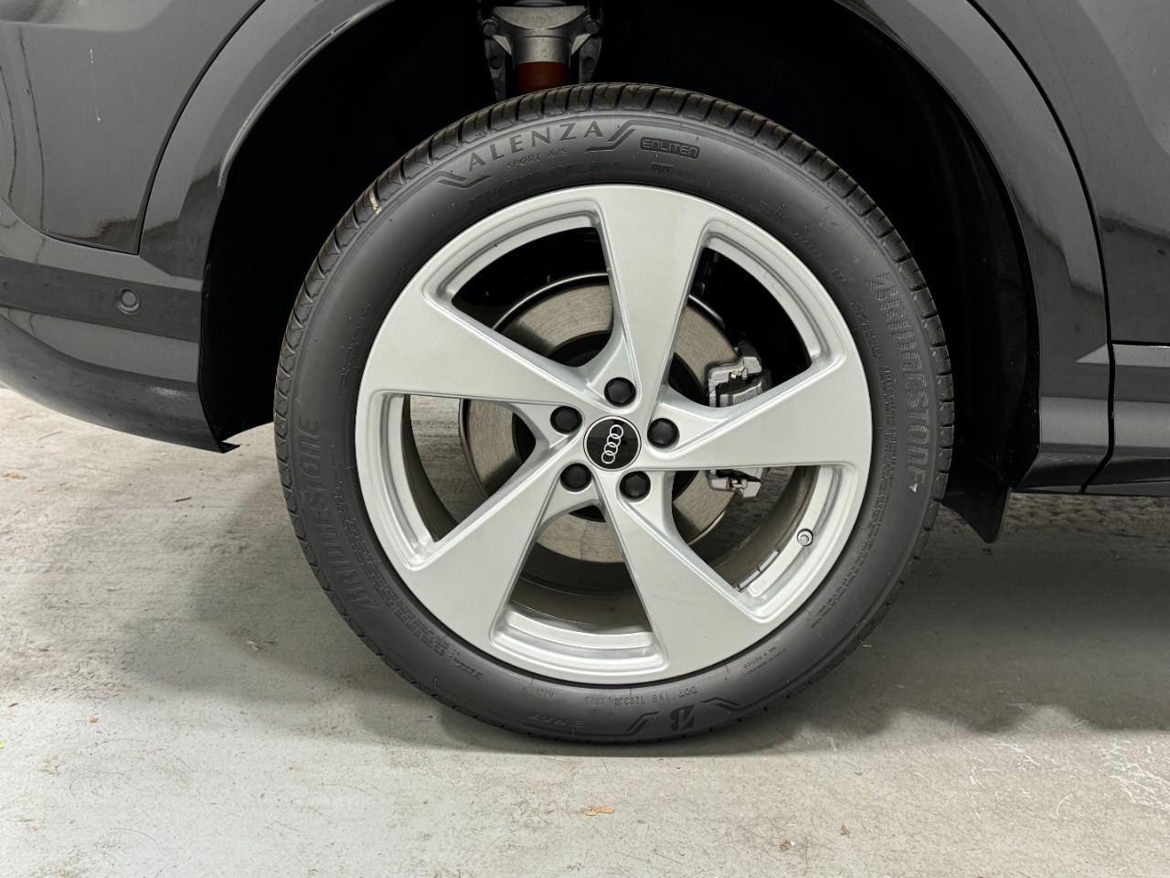 Audi Q5 Vehicle Full-screen Gallery Image 5