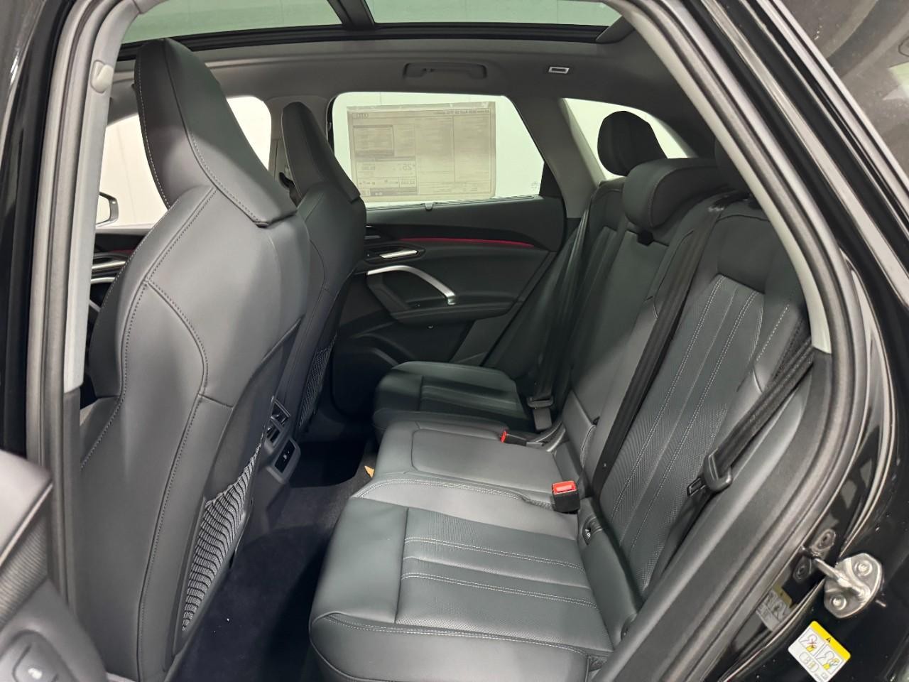 Audi Q5 Vehicle Full-screen Gallery Image 8