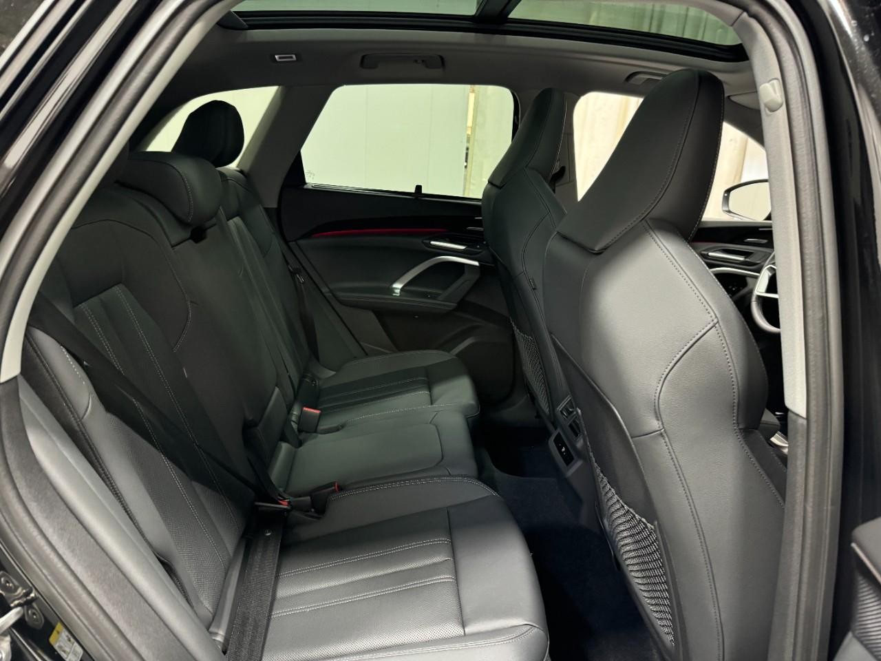 Audi Q5 Vehicle Full-screen Gallery Image 10