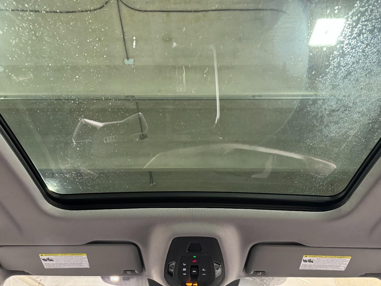 Audi Q5 Vehicle Full-screen Gallery Image 12