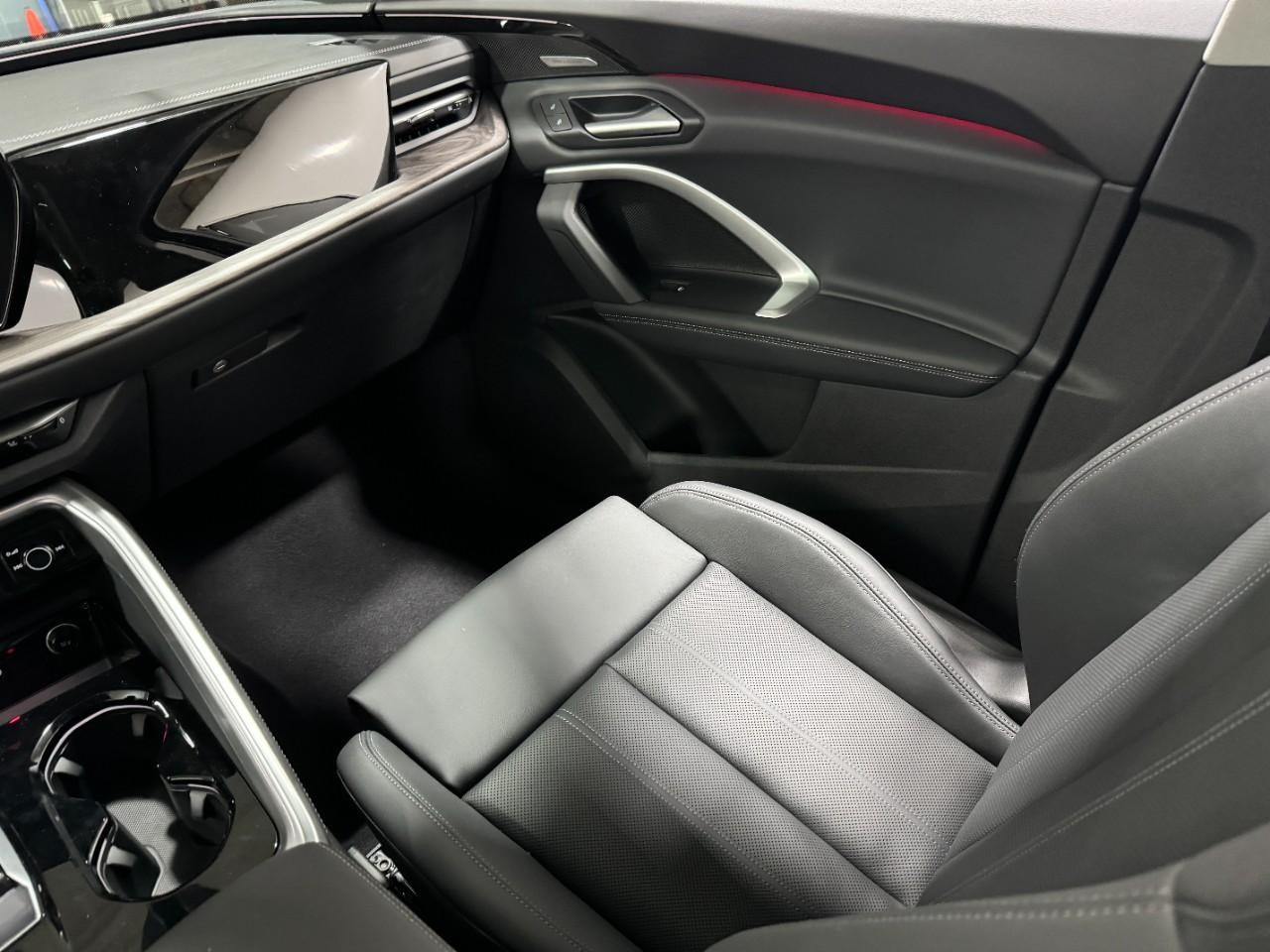 Audi Q5 Vehicle Full-screen Gallery Image 18