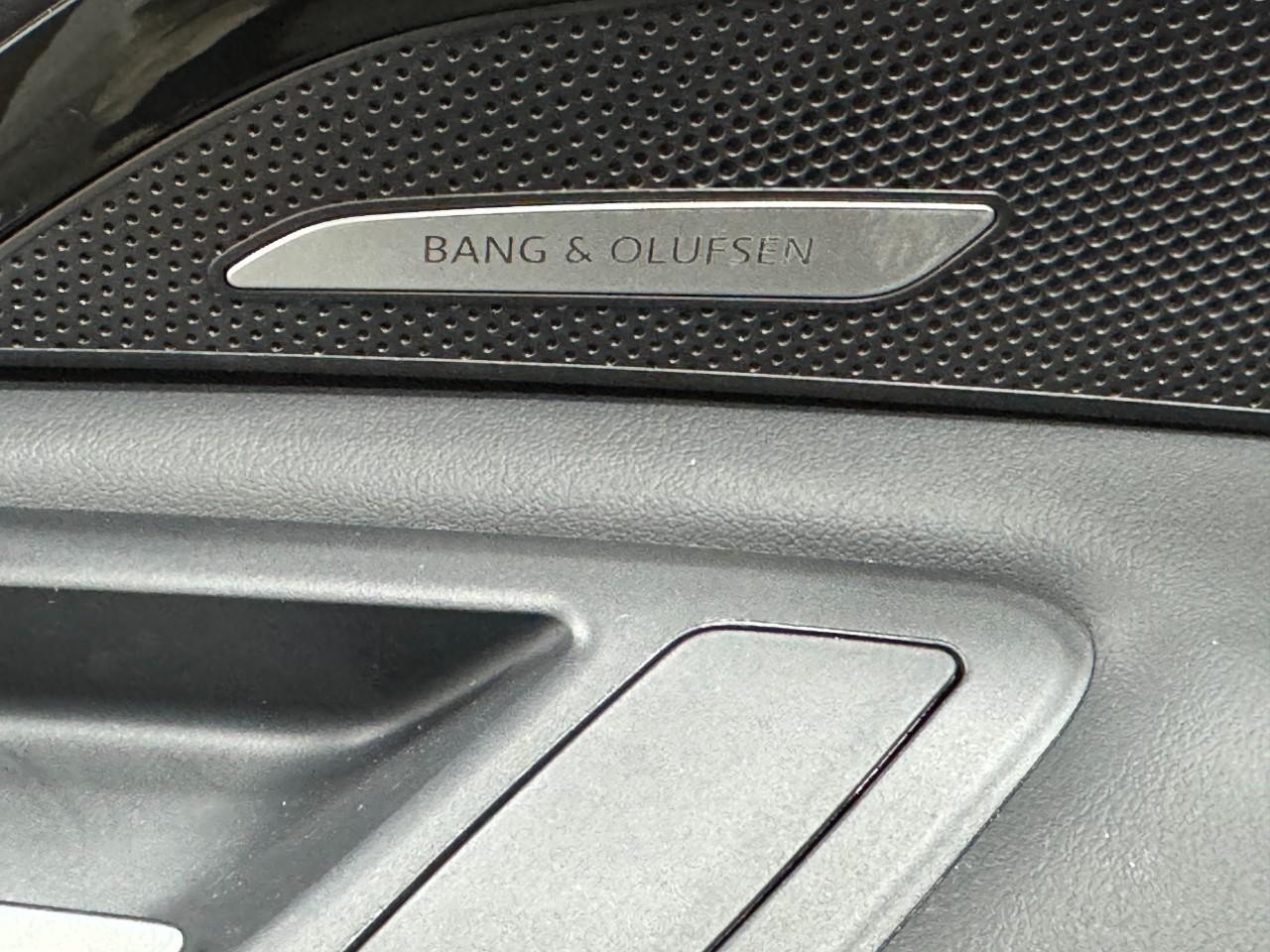 Audi Q5 Vehicle Full-screen Gallery Image 24