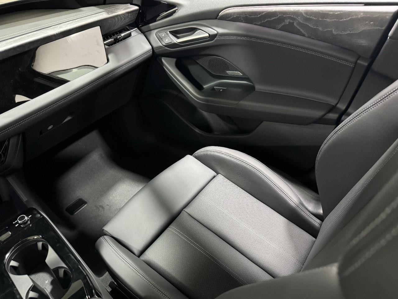 Audi A6 e-tron Vehicle Full-screen Gallery Image 17