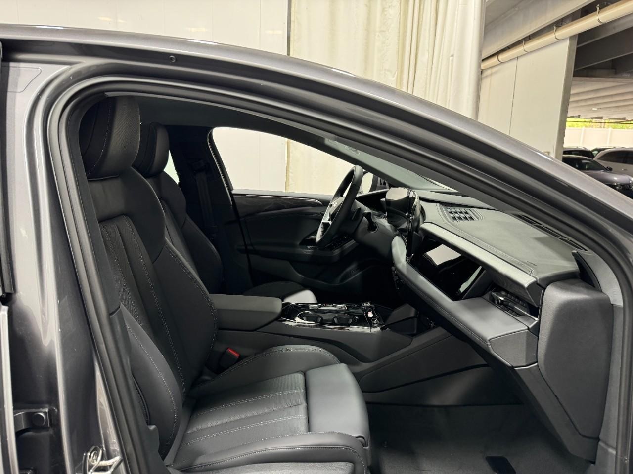 Audi A6 e-tron Vehicle Full-screen Gallery Image 18