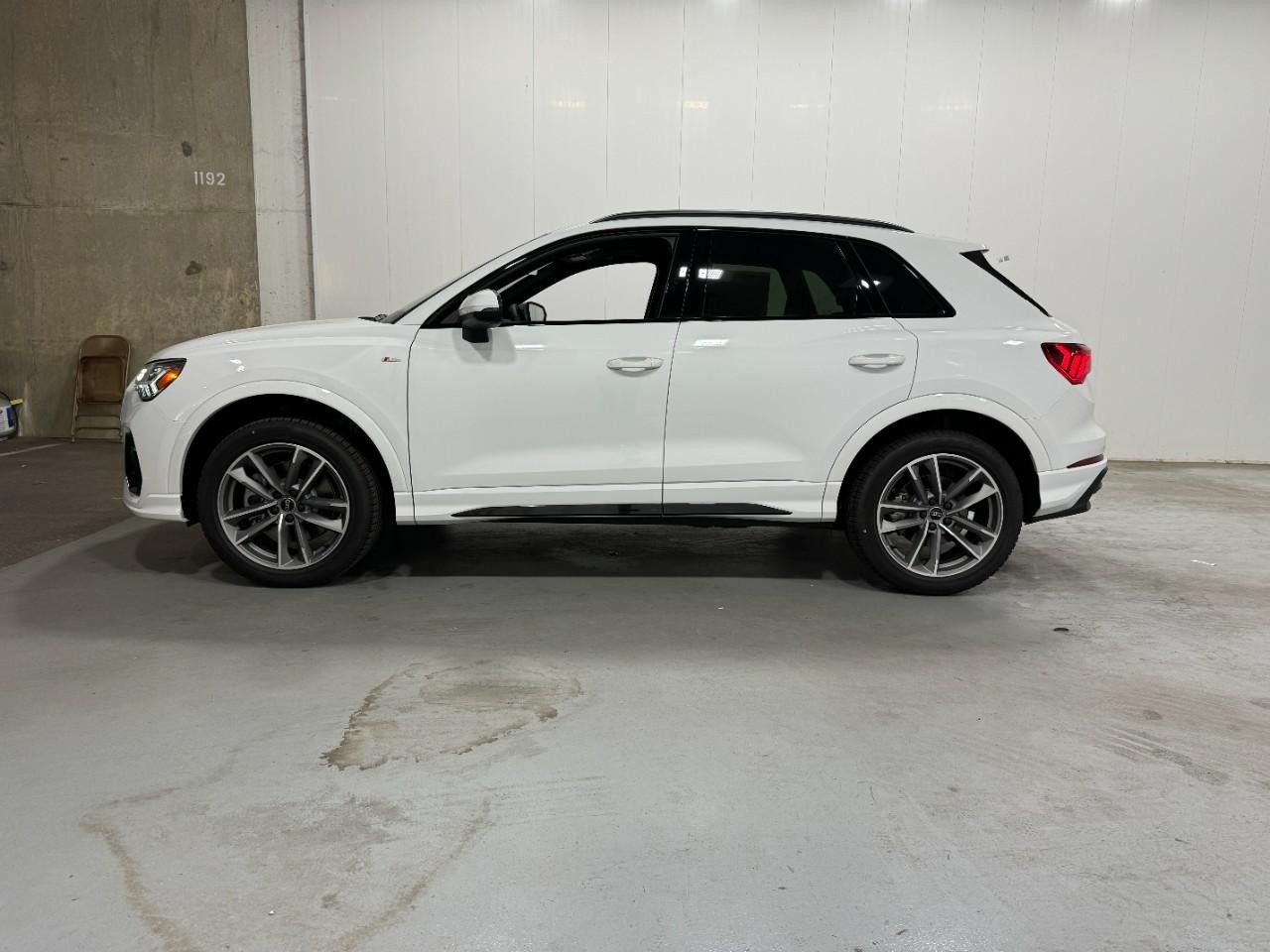 Audi Q3 Vehicle Full-screen Gallery Image 2