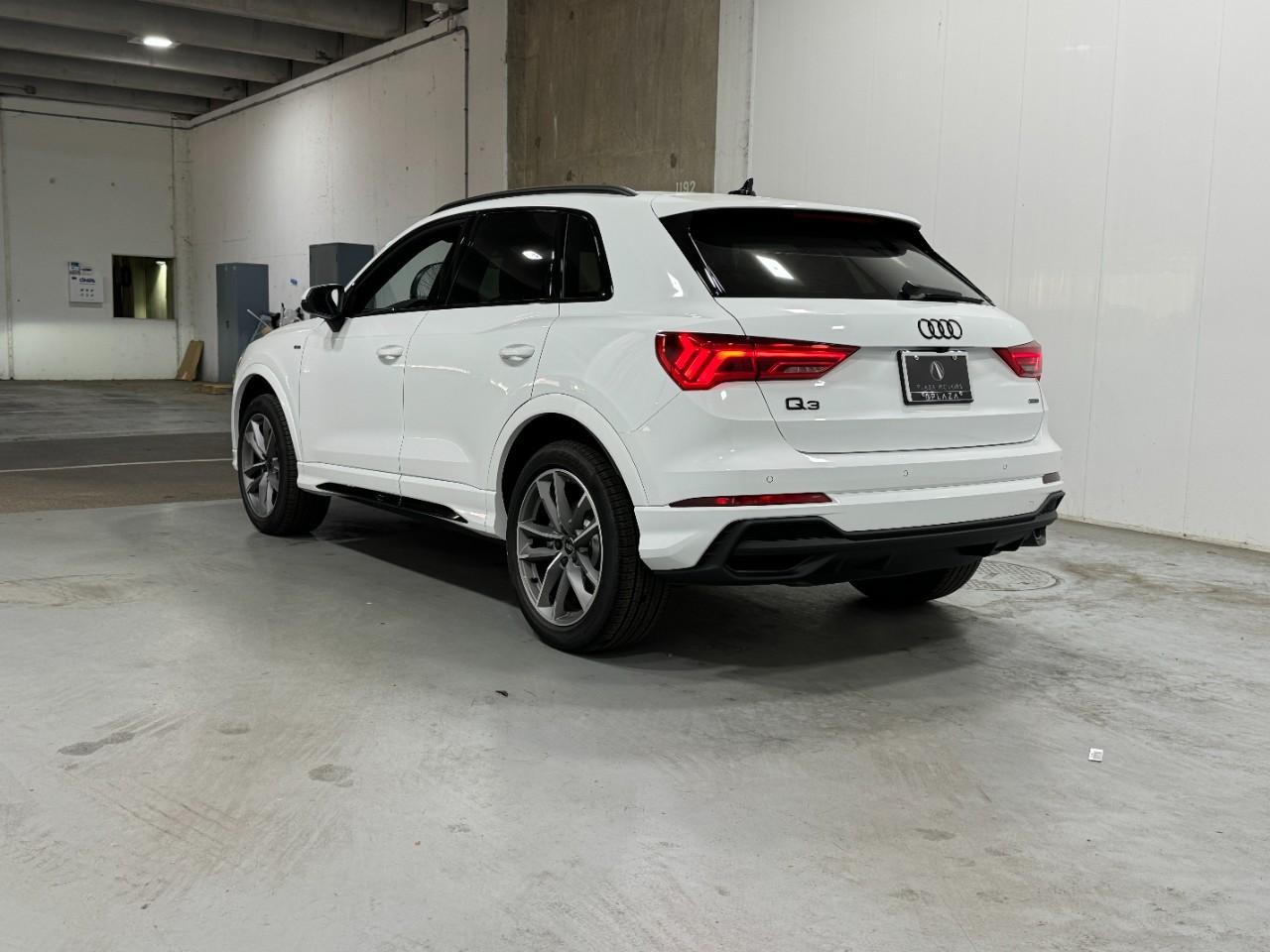 Audi Q3 Vehicle Full-screen Gallery Image 3
