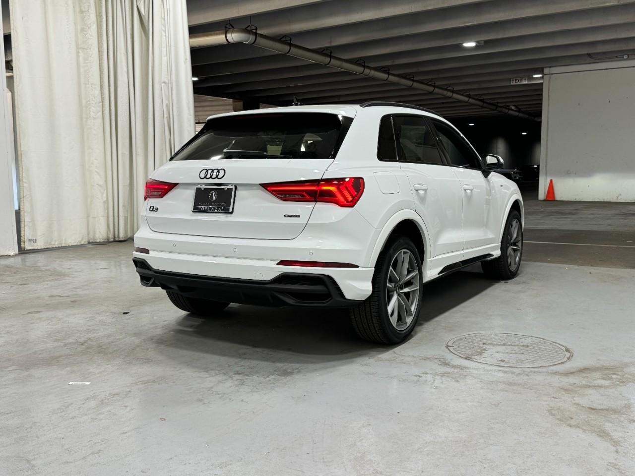 Audi Q3 Vehicle Full-screen Gallery Image 4