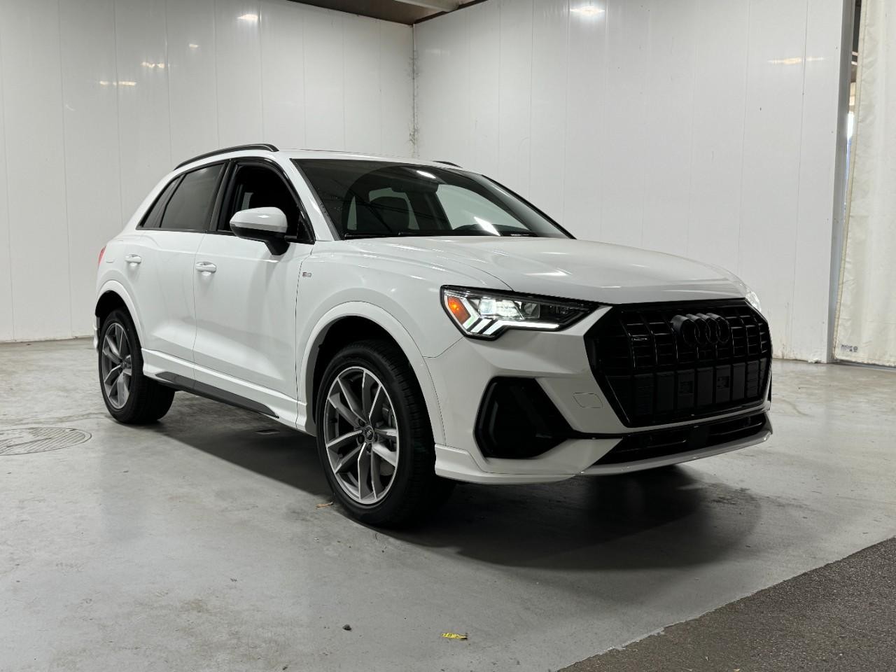 Audi Q3 Vehicle Full-screen Gallery Image 6