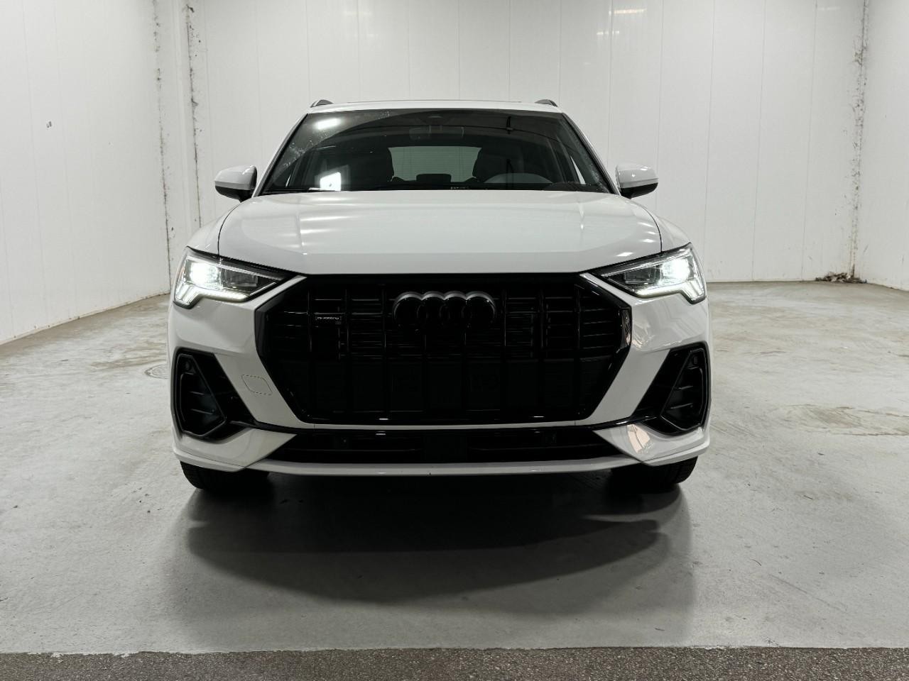 Audi Q3 Vehicle Full-screen Gallery Image 7