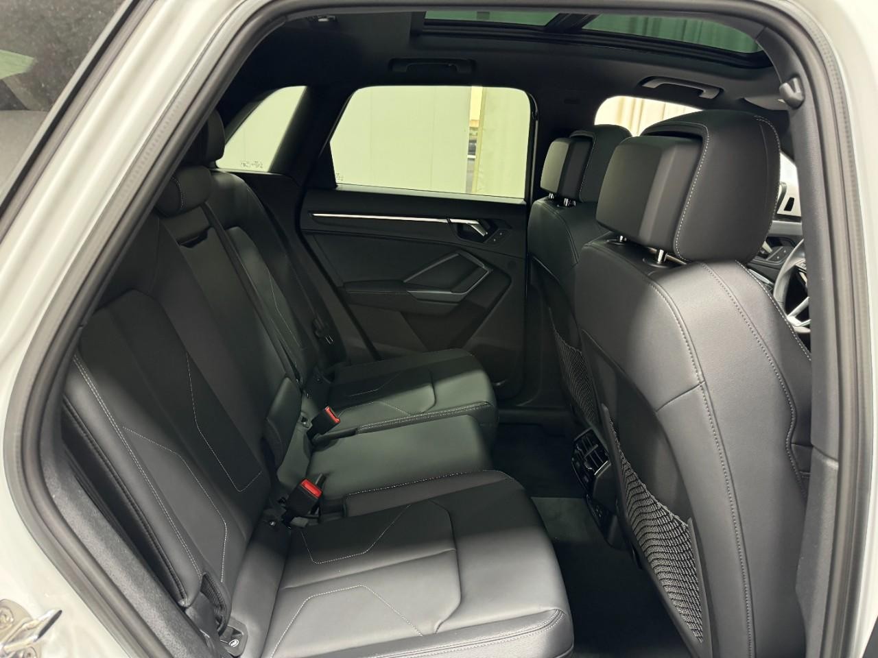 Audi Q3 Vehicle Full-screen Gallery Image 10