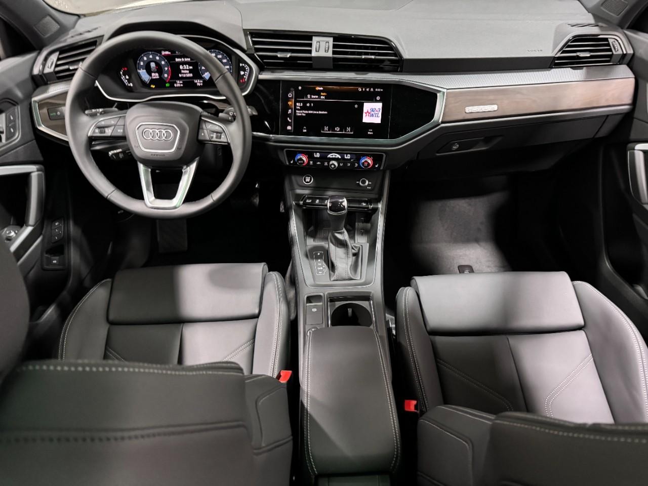 Audi Q3 Vehicle Full-screen Gallery Image 12