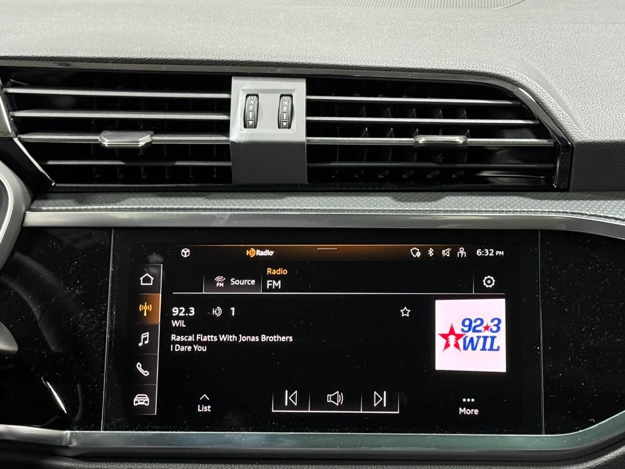 Audi Q3 Vehicle Full-screen Gallery Image 14