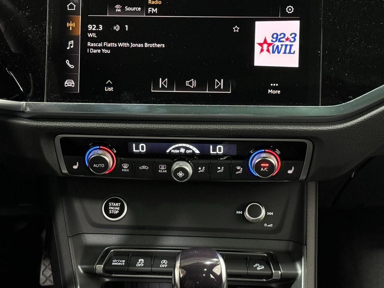 Audi Q3 Vehicle Full-screen Gallery Image 15