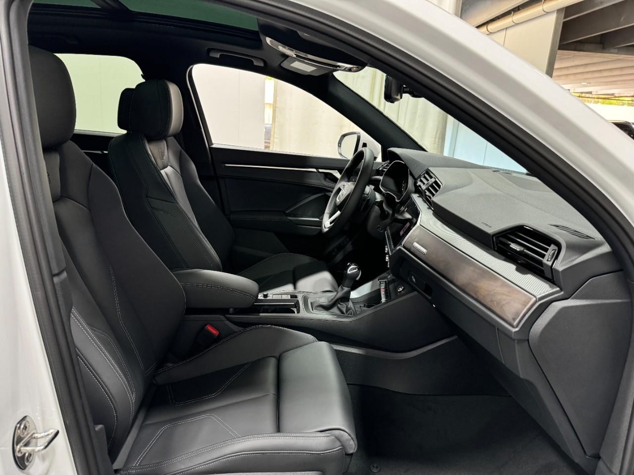 Audi Q3 Vehicle Full-screen Gallery Image 18