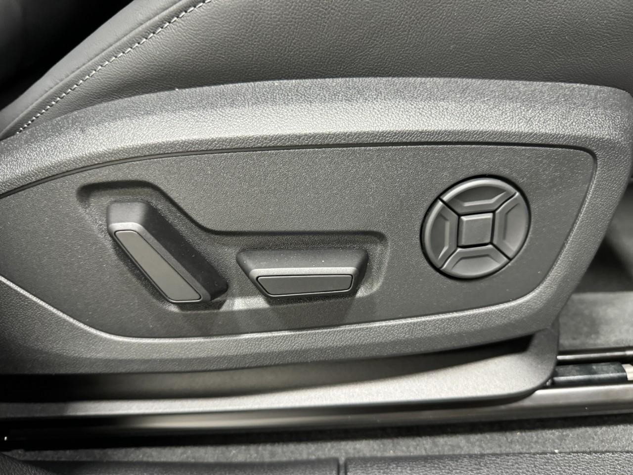 Audi Q3 Vehicle Full-screen Gallery Image 20