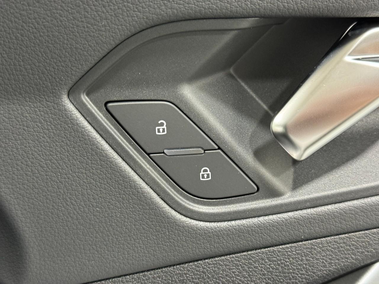 Audi Q3 Vehicle Full-screen Gallery Image 21