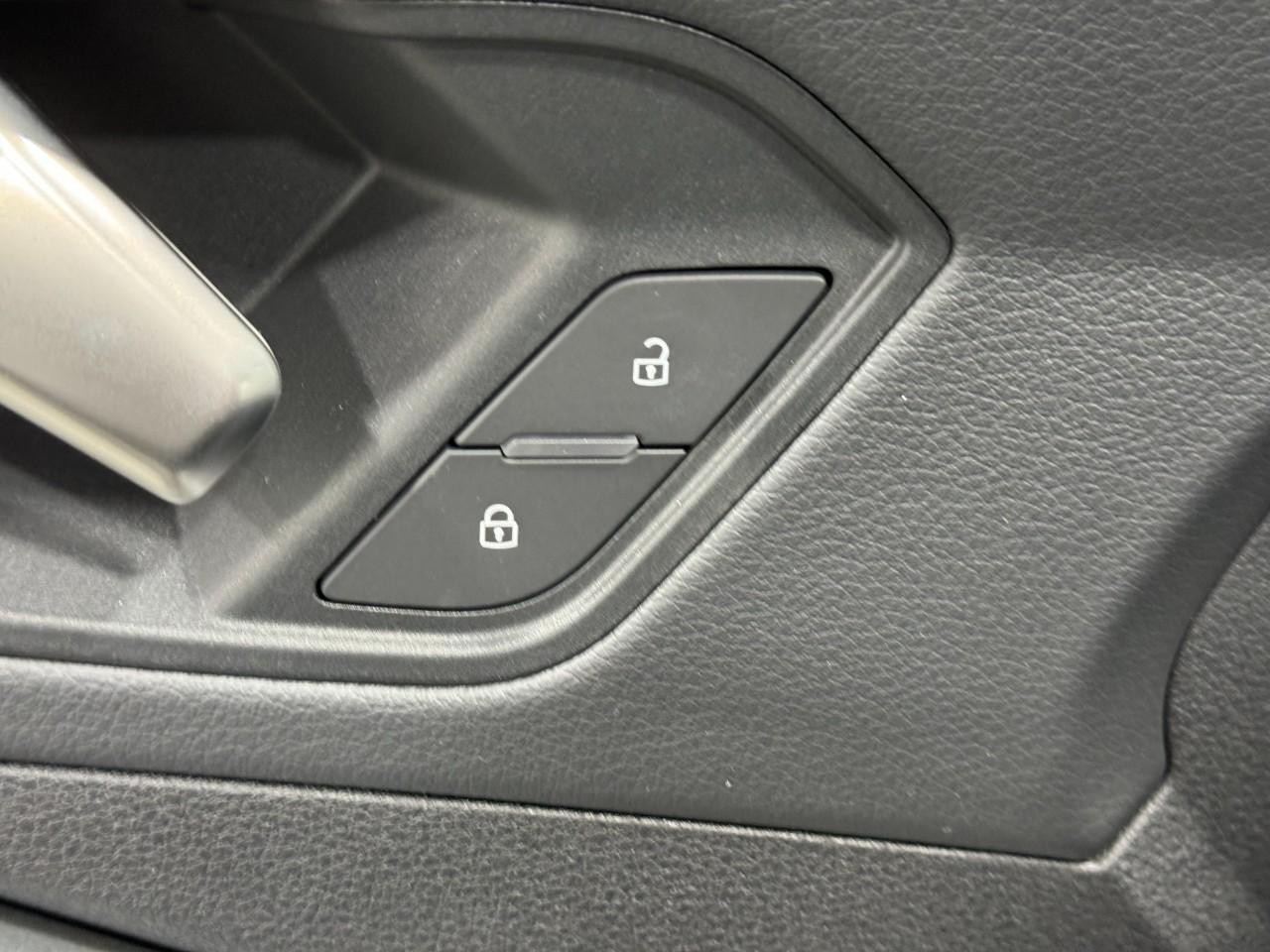 Audi Q3 Vehicle Full-screen Gallery Image 23