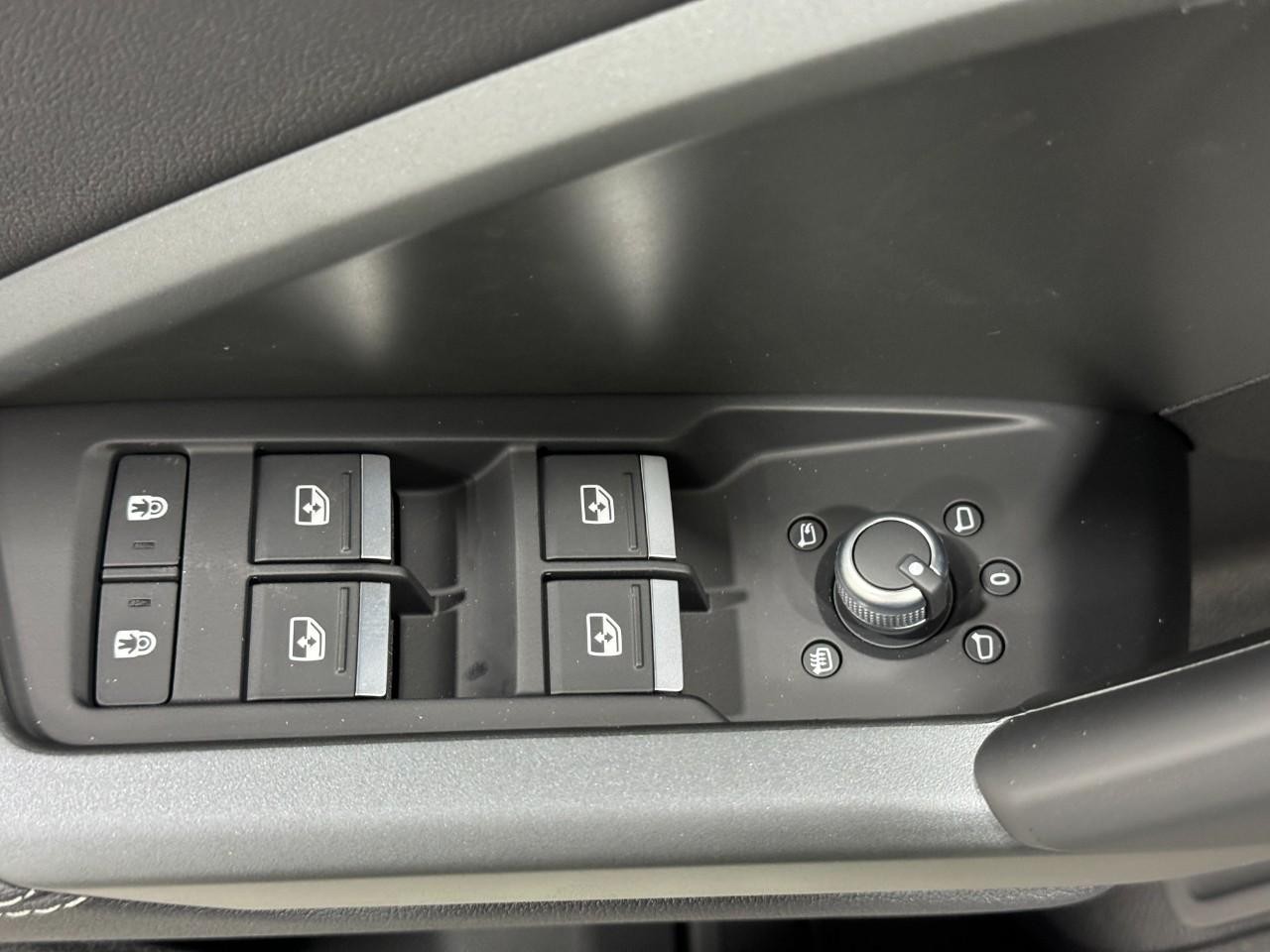 Audi Q3 Vehicle Full-screen Gallery Image 24