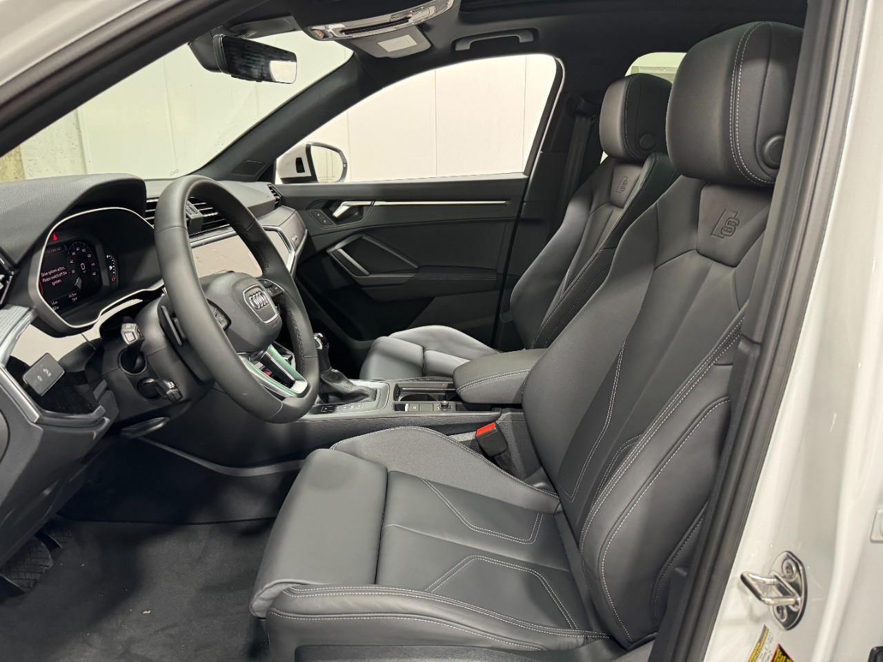 Audi Q3 Vehicle Full-screen Gallery Image 26