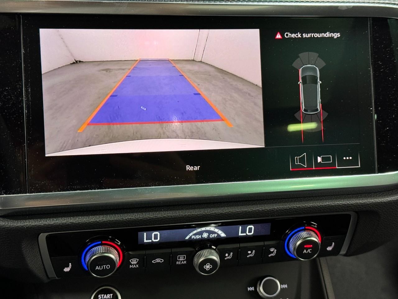 Audi Q3 Vehicle Full-screen Gallery Image 34