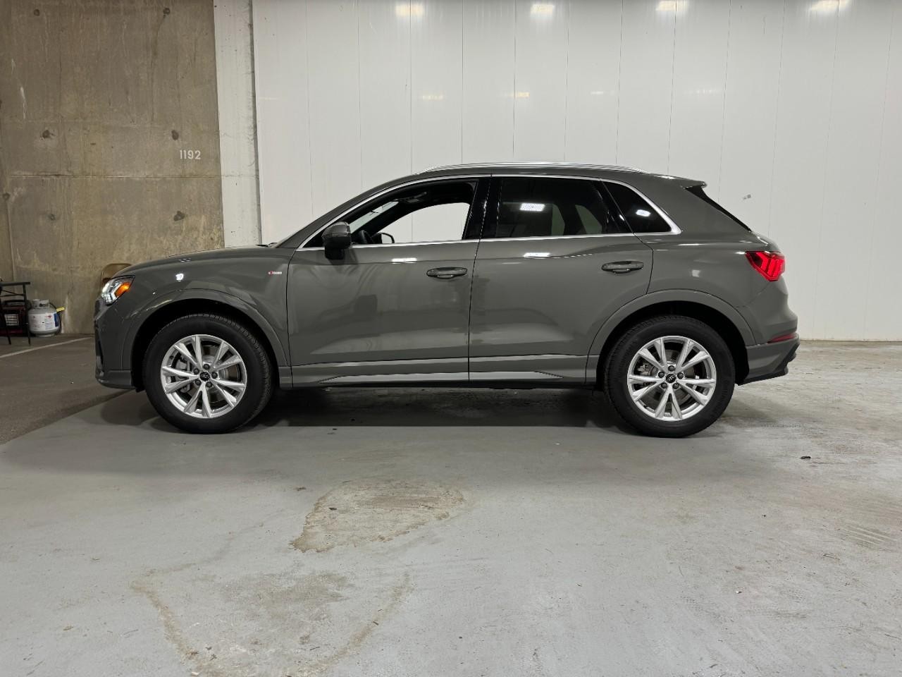 Audi Q3 Vehicle Full-screen Gallery Image 2