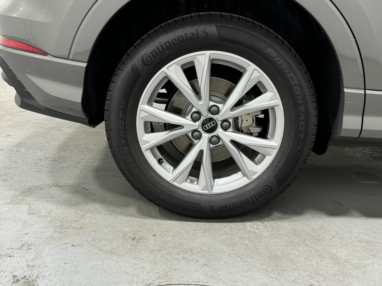 Audi Q3 Vehicle Full-screen Gallery Image 5