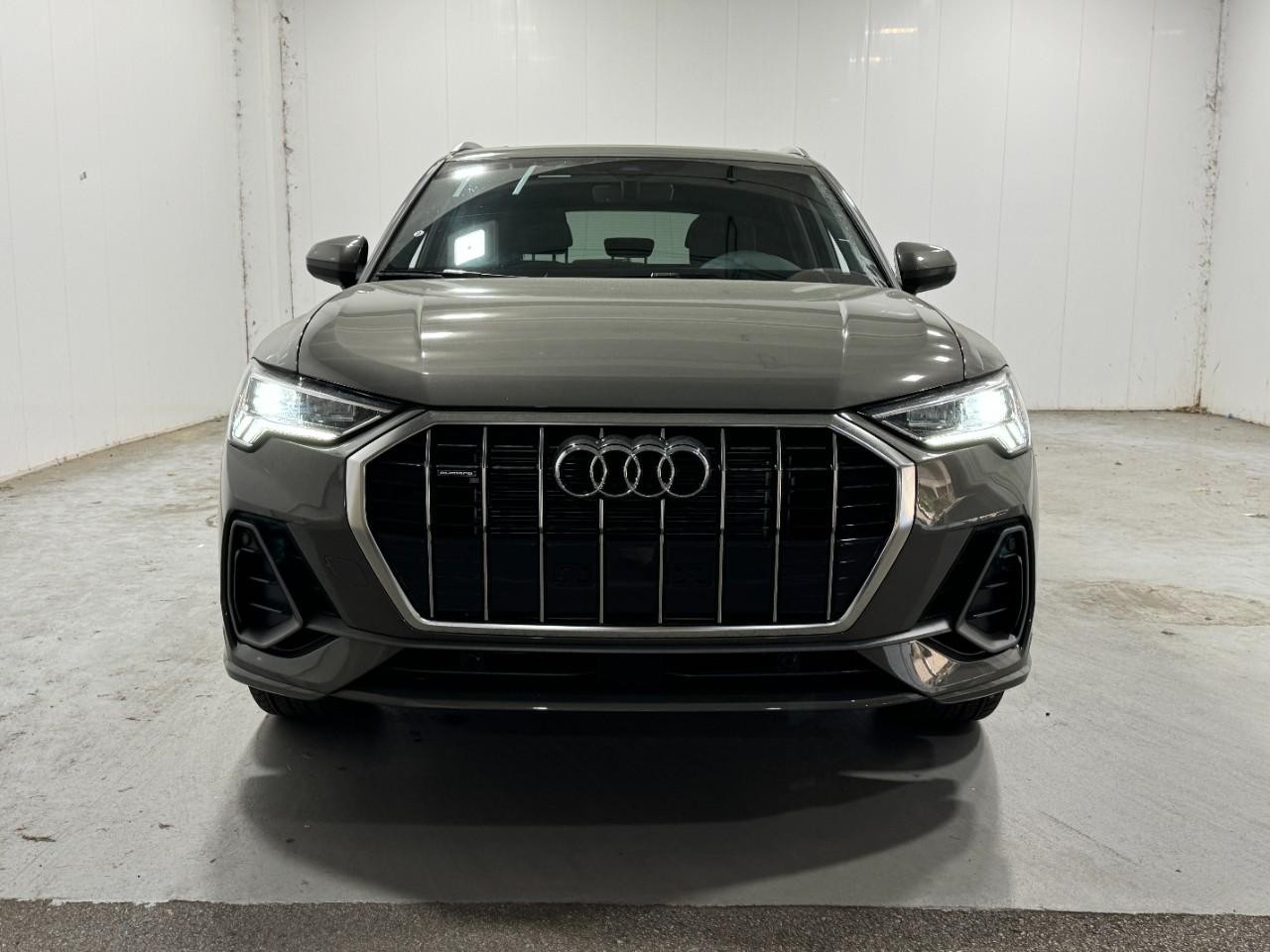 Audi Q3 Vehicle Full-screen Gallery Image 7