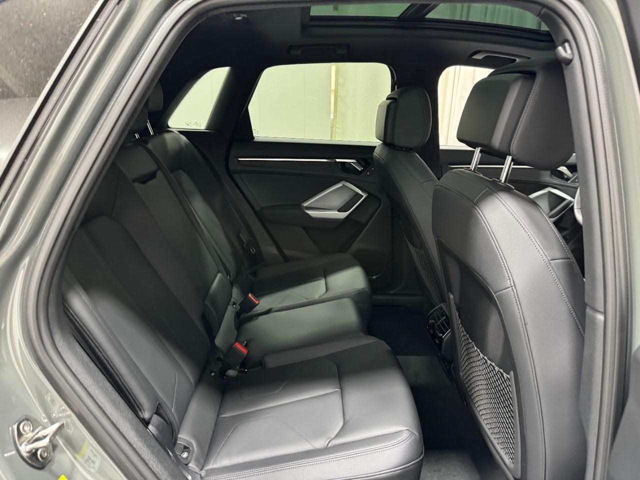 Audi Q3 Vehicle Full-screen Gallery Image 10