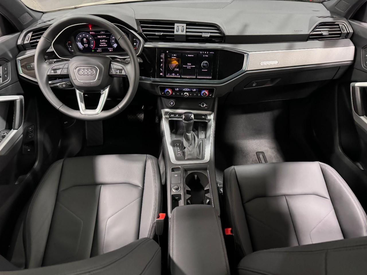 Audi Q3 Vehicle Full-screen Gallery Image 12