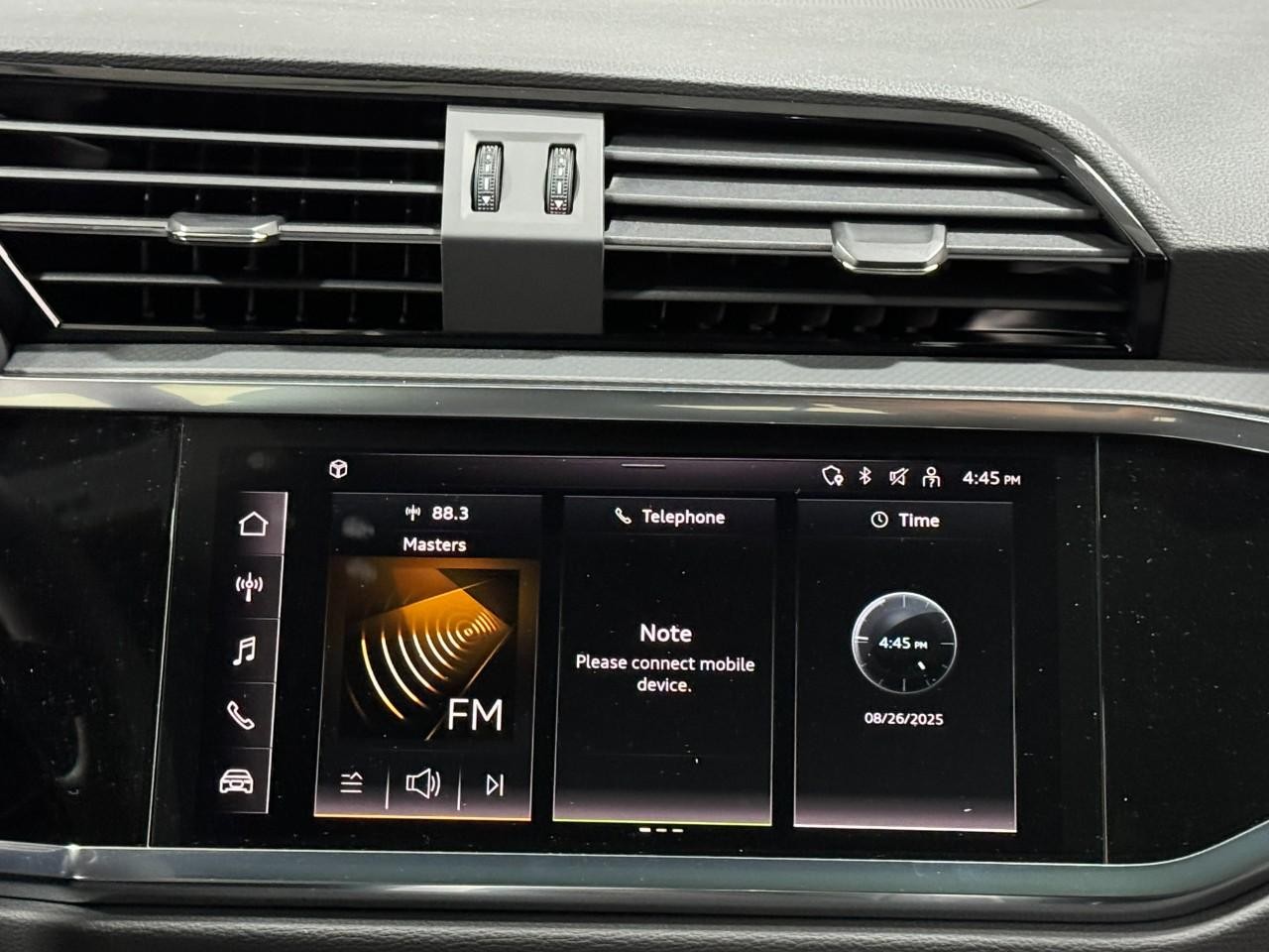 Audi Q3 Vehicle Full-screen Gallery Image 14