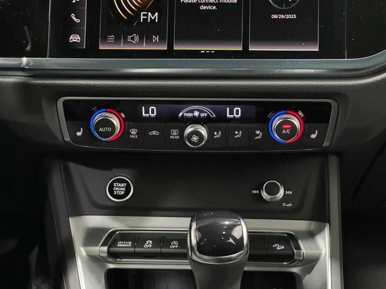 Audi Q3 Vehicle Full-screen Gallery Image 15